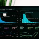 ノートパソコンに表示された分析グラフ