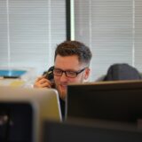 オフィスで電話を使う男性