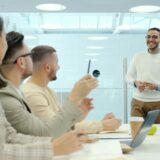 オフィスで同僚にプレゼンテーションをする男性