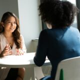 向かい合って話す2人の女性