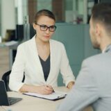 オフィスで面接を行う女性と男性