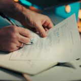 書類に署名する男性